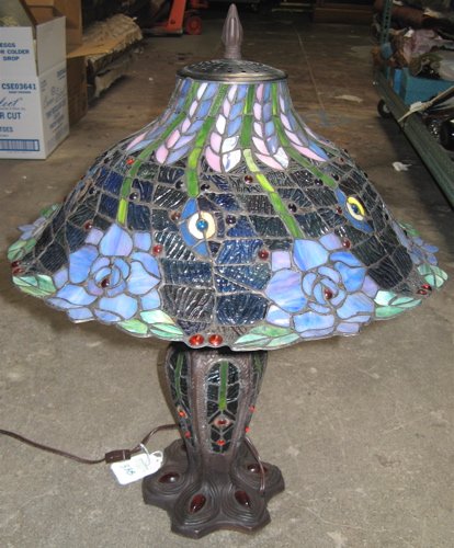 A STAINED AND LEADED GLASS TABLE LAMP. The glass i