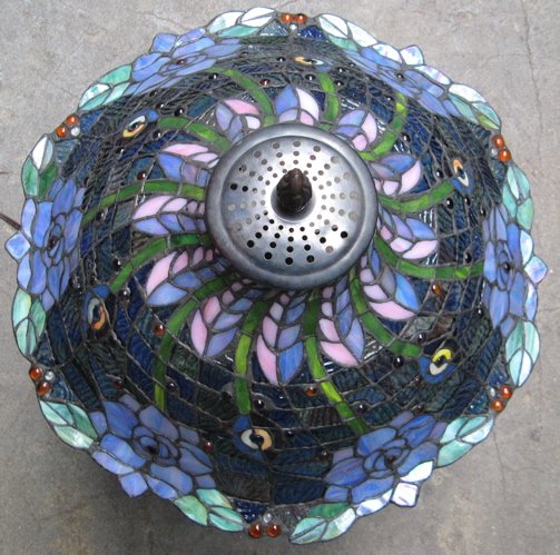 A STAINED AND LEADED GLASS TABLE LAMP. The glass i - 2