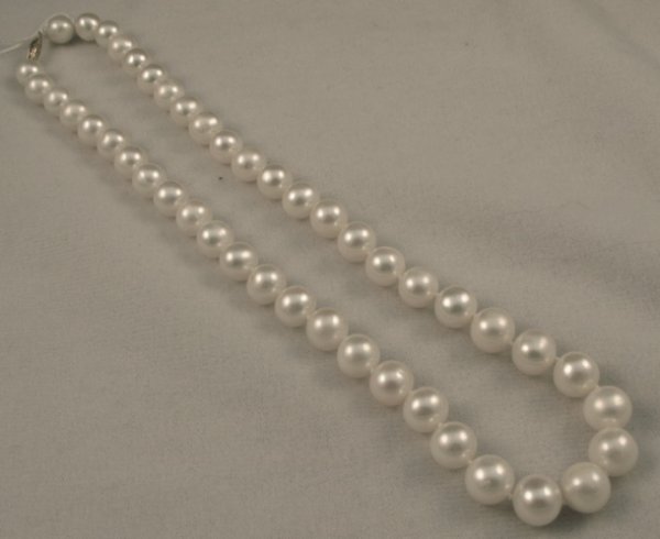 PEARL AND FOURTEEN KARAT GOLD NECKLACE, strung wi