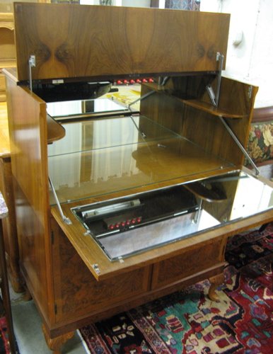 WALNUT AND BURL WALNUT CABINET BAR, Queen Anne de - 2