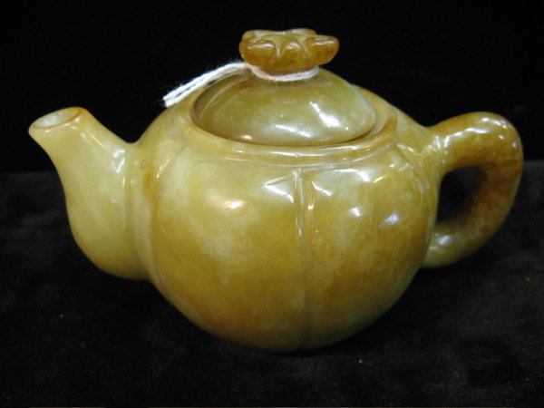 A CHINESE JADE TEAPOT AND WATER COUPE: the hand c - 2