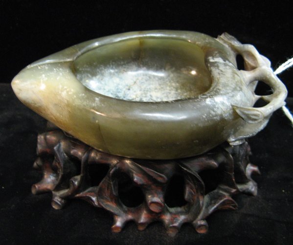 A CHINESE JADE TEAPOT AND WATER COUPE: the hand c - 6