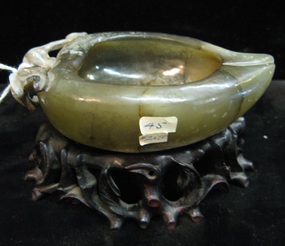 A CHINESE JADE TEAPOT AND WATER COUPE: the hand c - 7