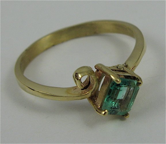EMERALD AND 14K YELLOW GOLD RING, set with a sing