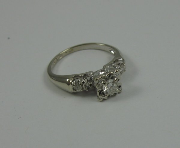 DIAMOND AND 14K WHITE GOLD RING, set with three r - 2