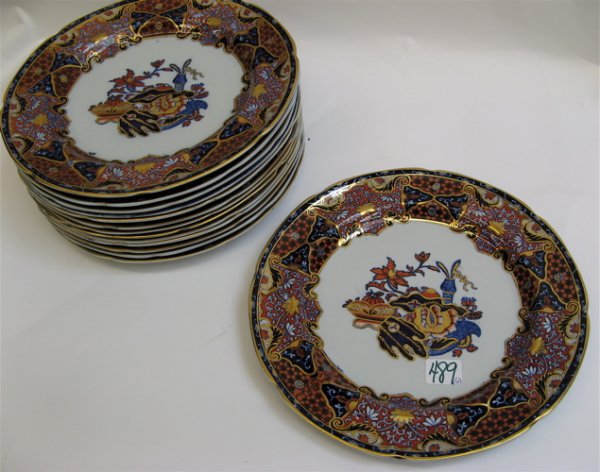 SET OF FOURTEEN DINNER PLATES, in a stylized Imar