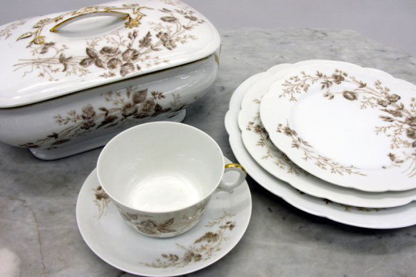 LIMOGES T&V FRENCH PORCELAIN CHINA SET, 88 pieces: LIMOGES T&V FRENCH PORCELAIN CHINA SET, 88 pieces, in the Marguerite pattern, including 10 dinner plates, 10 dessert plates 11 salad plates, 12 shallow soup bowls, 9 fruit dishes, 5 bone dishes, 2 swe