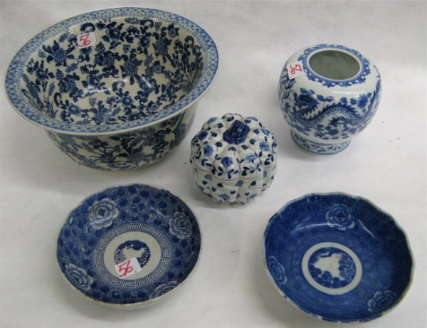 NINE ASIAN BLUE AND WHITE PORCELAIN ART OBJECTS: de