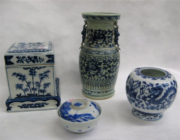 NINE ASIAN BLUE AND WHITE PORCELAIN ART OBJECTS: de - 2