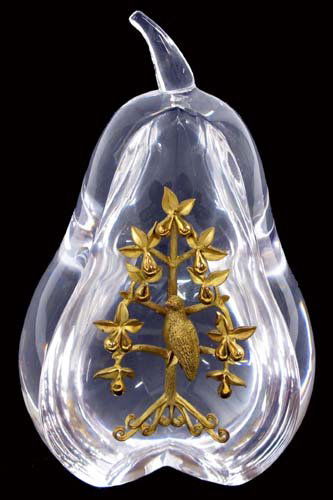 STEUBEN CRYSTAL "PARTRIDGE IN A PEAR TREE" SCULPTU: STEUBEN CRYSTAL "PARTRIDGE IN A PEAR TREE" SCULPTURE having a cut-a-way portion inset with 18K gold partridge and pear laden stylized tree. Designed by Lloyd Atkins for Steuben, #1014. Height 6 in., w