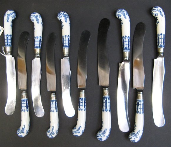 BLUE AND WHITE PORCELAIN HANDLED TABLE KNIVES, ha