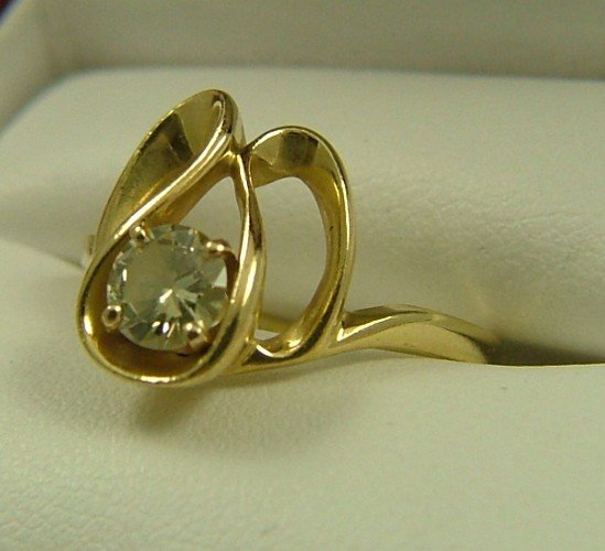 DIAMOND AND FOURTEEN KARAT GOLD RING, set with a