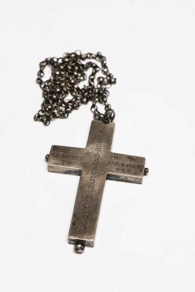 1929 Rome Silver Relic of the True Cross Reliquary: A very rare Italian cross shaped reliquary, in solid silver, with a silver chain, marked on top "1929 Rome Relic of the True Cross" and "From V.L. Meert To FR. Earl M. Jarrett C.S.P.". A small knob on
