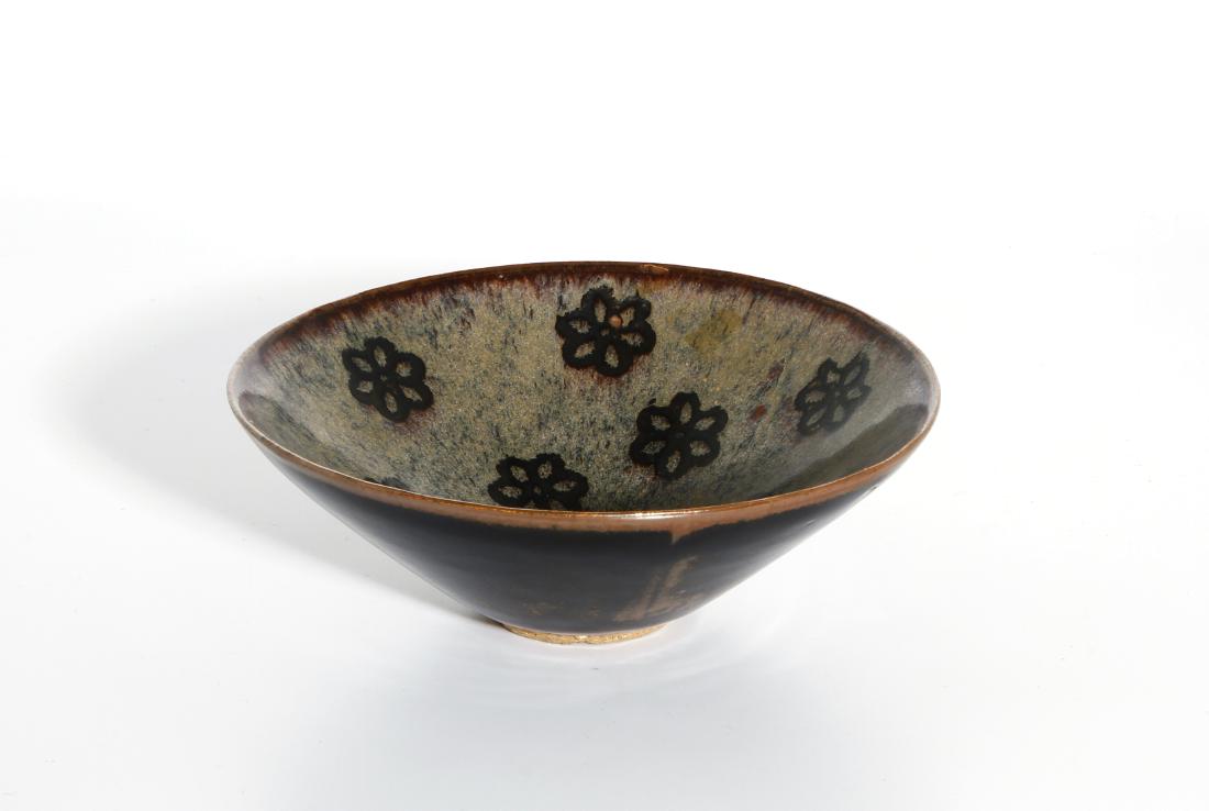 Chinese Jizhou 'Papercut' 'Flower' Bowl (1 of 8)