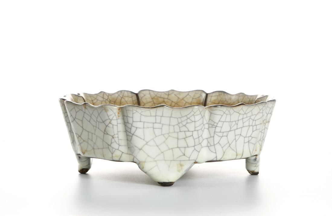 Chinese Ko-Type Mallow Form Narcissus Planter (1 of 6)