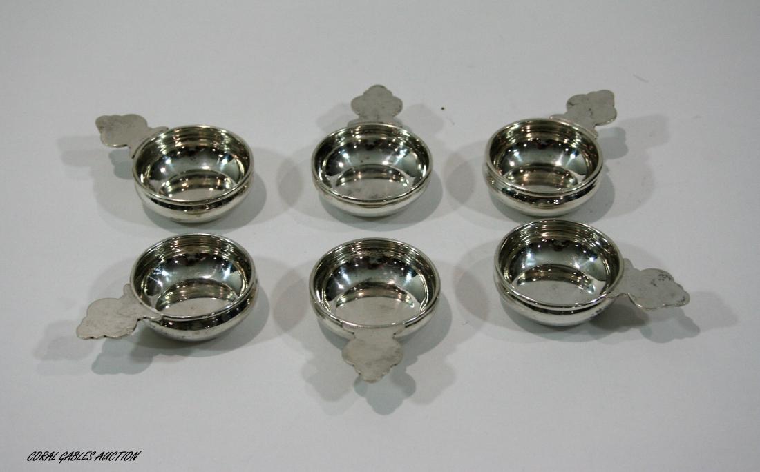 Old sterling silver: Old sterling silver saltcellar used in the 19th century when serving dinner. Total weight 100.6 g.Measure 1 1/3 in W x 2 1/3 in D.