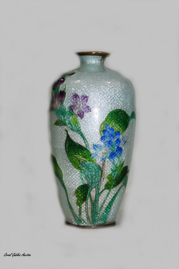 This is a rare cloisonne vase Ginbari Meiji.: This is a rare cloisonne vase Ginbari Meiji. Ginbari is a Japanese technique that uses silver foil in relief under the enamel. Cloisons are attached to the sheet and filled with colored glaze. "cloiso