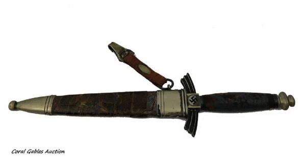 German dagger from 1930-1945: German dagger from 1930-1945. Measure 13"in H X 3"IN w.