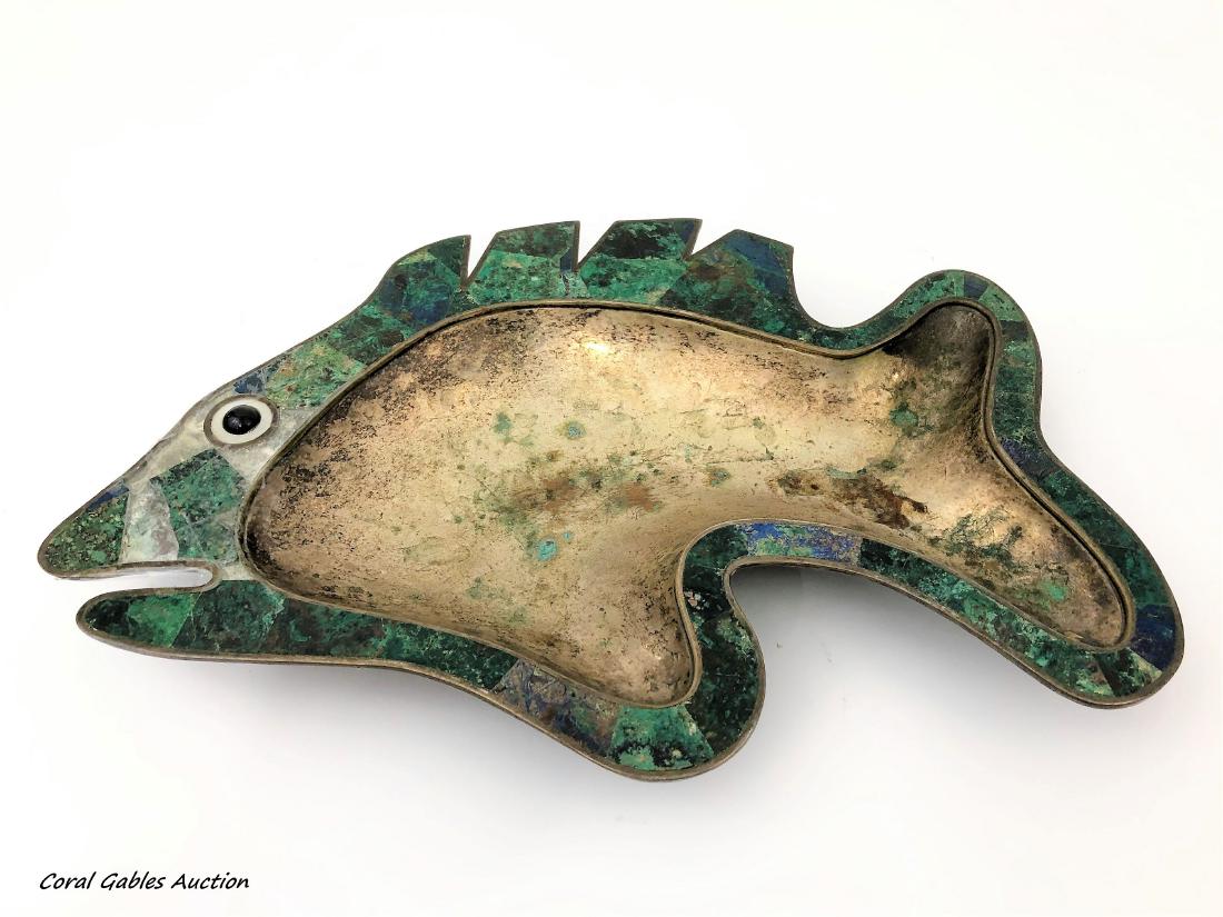 Serving piece. Signed Los Castillos.: Serving piece. Signed Los Castillos. Measure 2"in H x 15 1/2"in W x 10 1/2"in D.