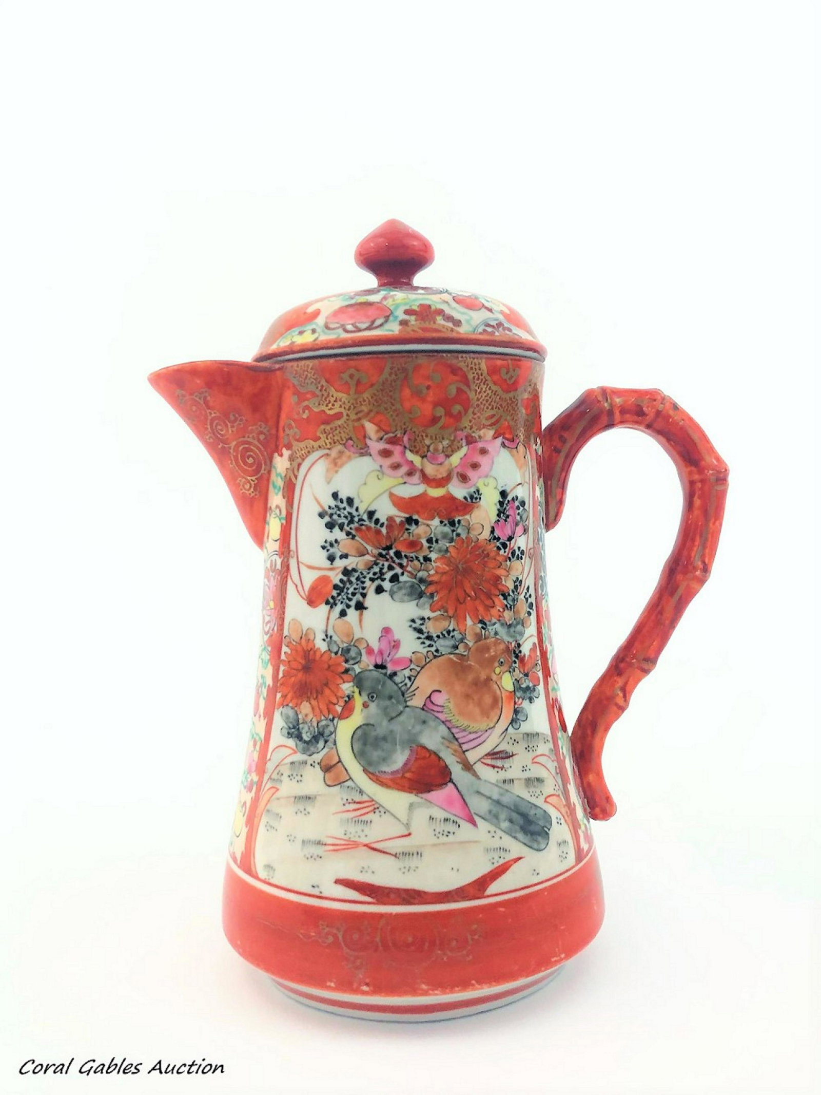 Antique Japanese Kutani Te Pot. Signed.: Antique Japanese Kutani Te Pot Signed. Measure 7 1/4"in H x 5 1/2"in W.