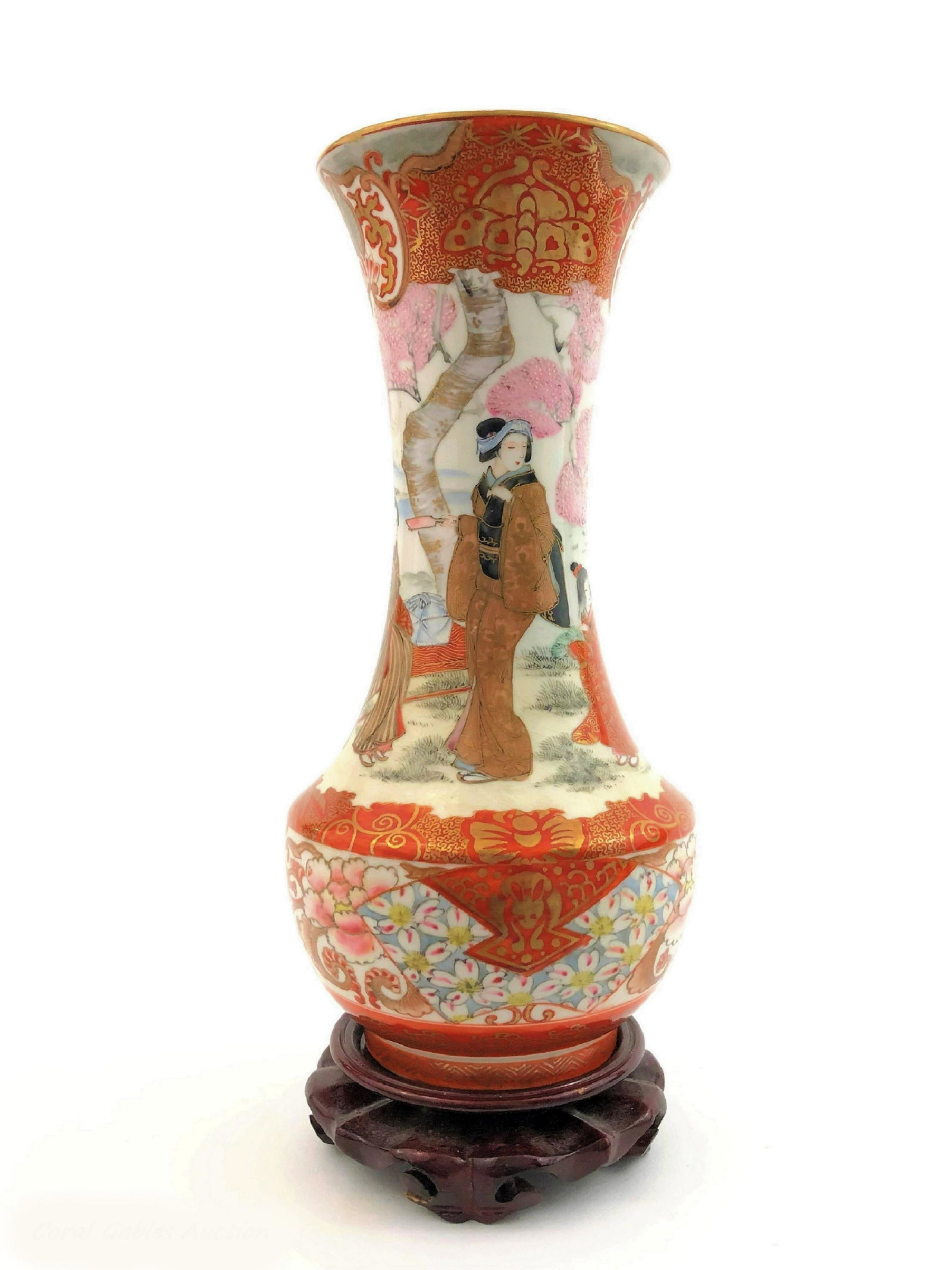 Antique Japanese kutani Porcelain Vase. Signed: Antique Japanese kutani Porcelain Vase. Signed. Measure 10"in H including the base.