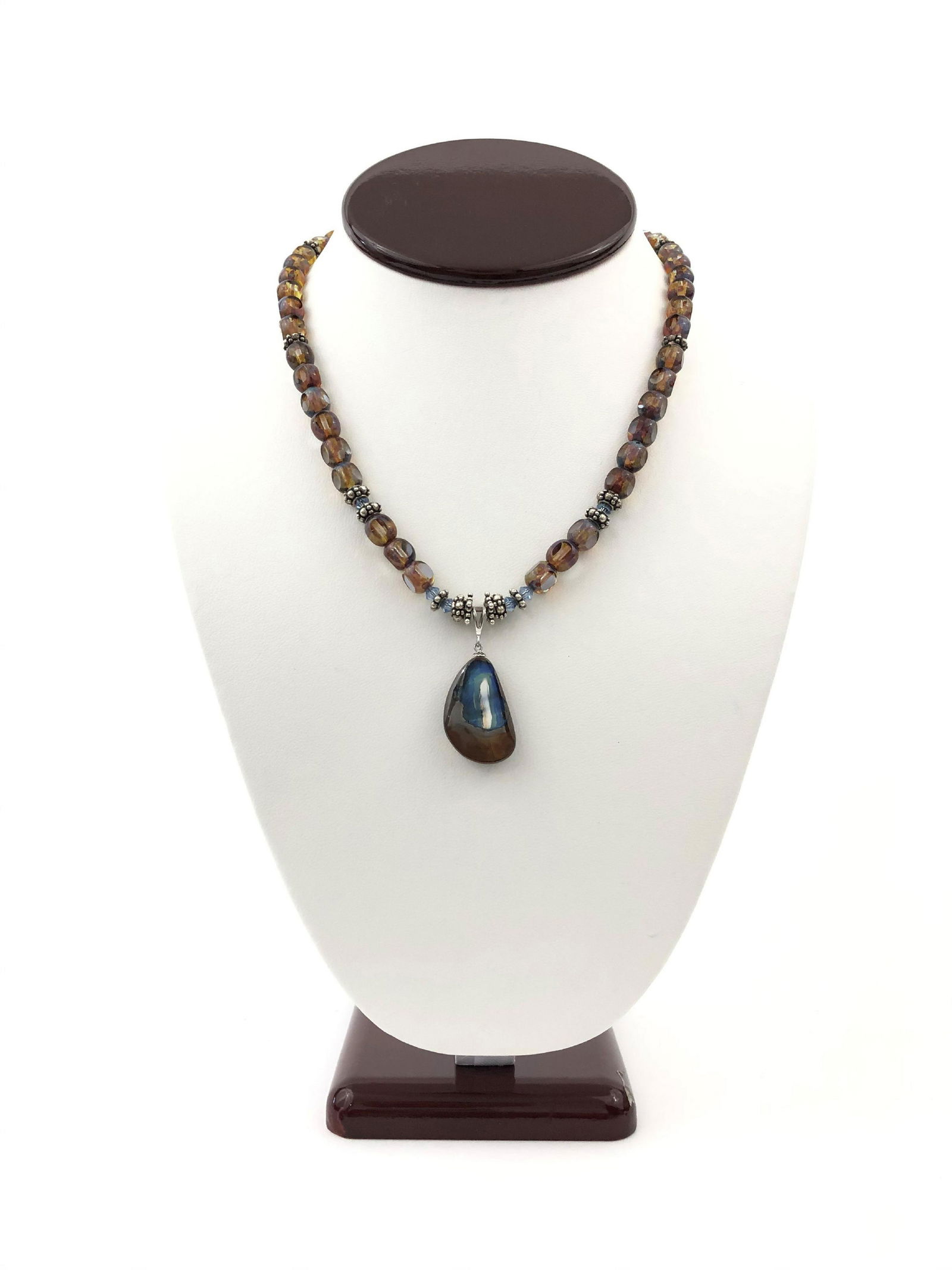 1960's Opal and Sterlin Silver Necklace.: 1960's Opal and Sterlin Silver Necklace. Measure 16 1/2"in W.