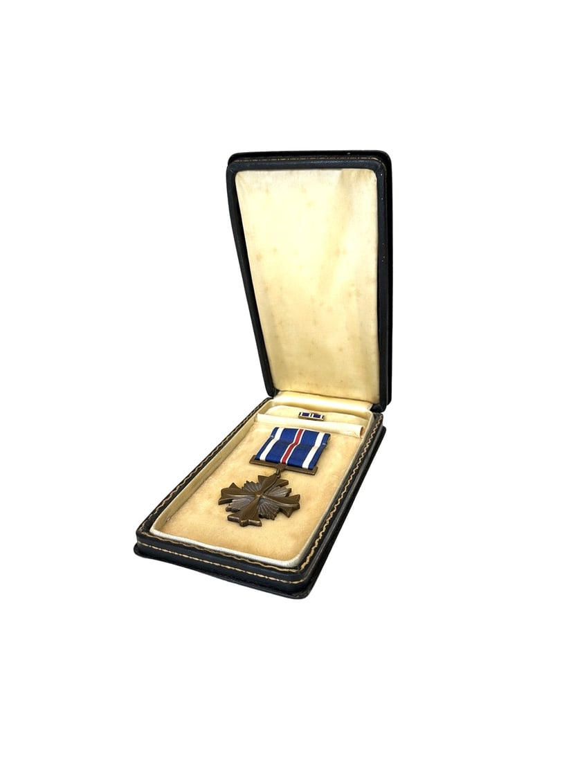 WWII Army Air Corps Distinguished Flying Cross Medal Ribbon Bar Lapel Case WWII (1 of 4)