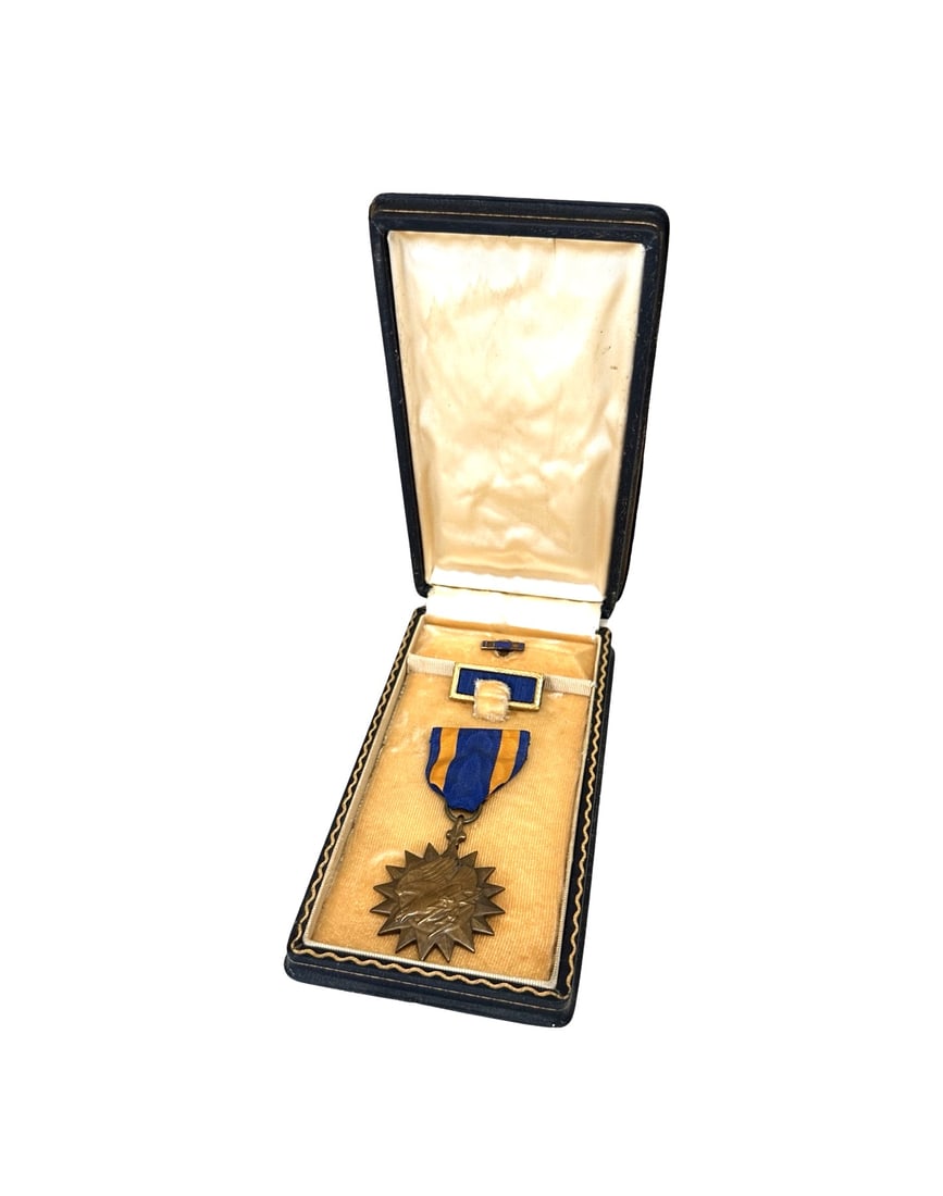 Early WW2 Air Medal Wrapped Brooch w Scarce 1 Line Case Army Air Corp Medal Rare (1 of 5)