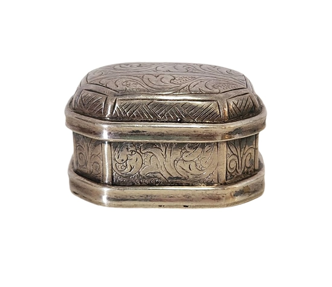 800 German Miniature Sterling pill box handmade: 800 German Miniature Sterling pill box handmade Measure 1"in H x 1 1/2"in W