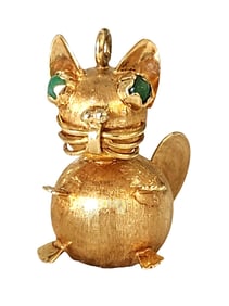 18K Gold Cat Charm Pendant with Green Stone Eyes – Vintage Textured Gold Figural