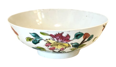Chinese Famille Rose Porcelain Bowl with Floral Design, 19th Century