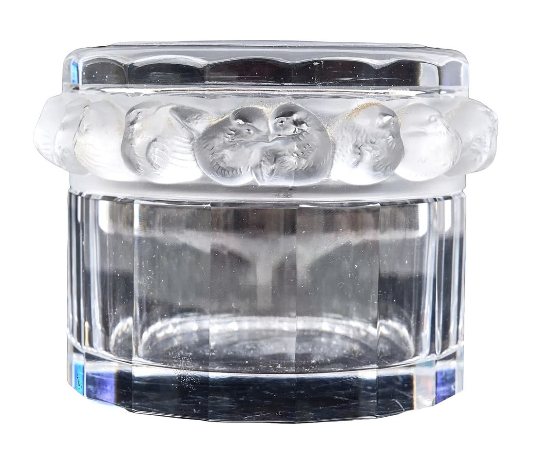 Lalique France Crystal Lidded Box with Sparrow Motif – Signed: Elegant signed Lalique France crystal lidded box featuring a continuous relief band of sparrows (moineaux) encircling the upper rim. Crafted in heavy clear crystal, the box displays Lalique’s signat