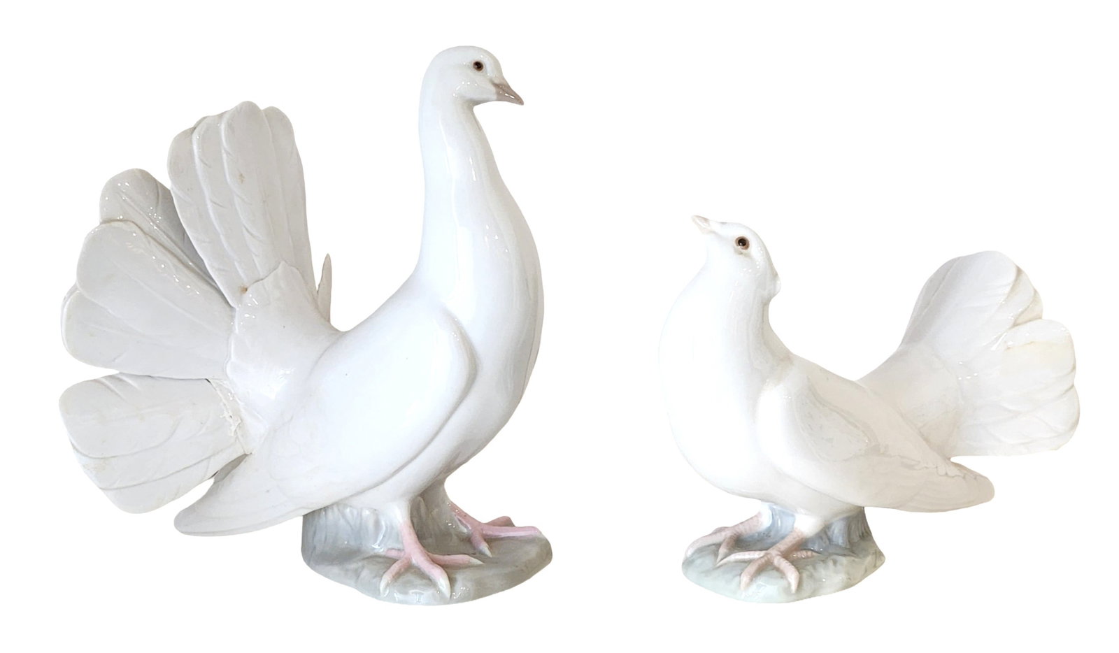 Lladró Porcelain Doves Pair – White Glazed Birds Figurines – Made in Spain: Elegant pair of Lladró porcelain dove figurines, beautifully modeled in classic white glaze with soft pastel accents at the base and feet. The set features two doves in complementary poses—one with