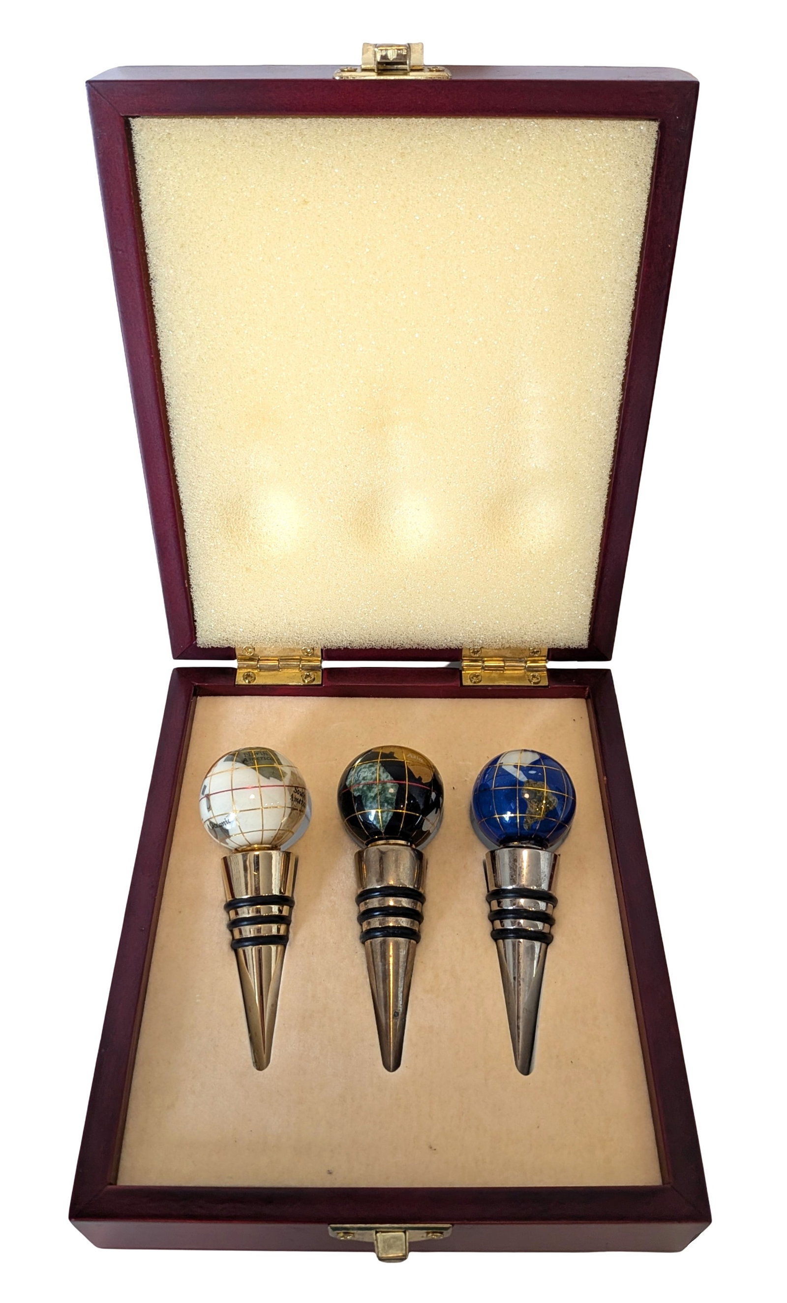 Set of 3 Globe Wine Bottle Stoppers in Wooden Presentation Box Barware Gift Set: Decorative set of three globe-themed wine bottle stoppers presented in a fitted wooden storage/display box. Each stopper features a polished silver-tone metal base with black rubber sealing rings and 