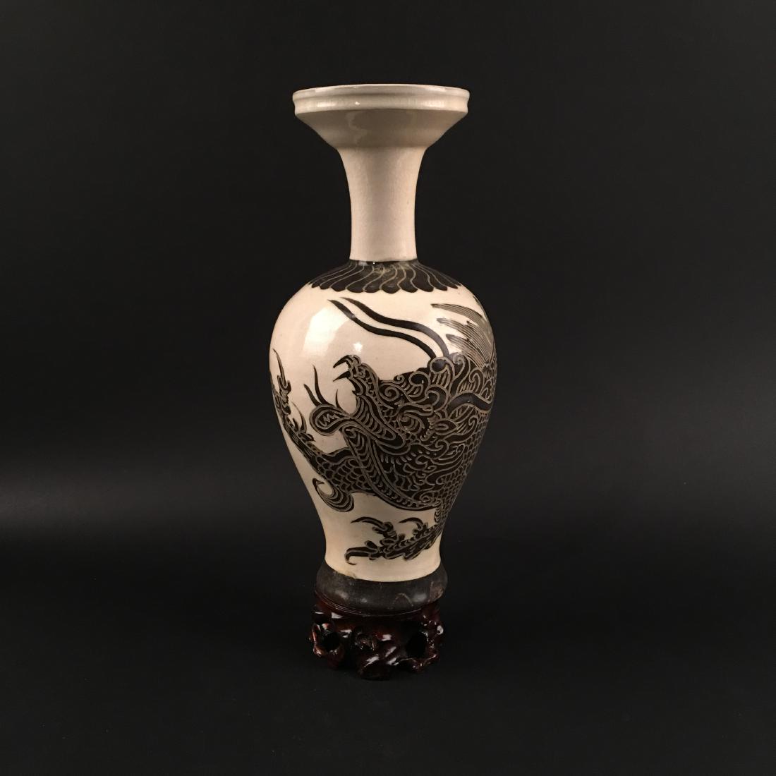 Chinese Cizhou Kiln 'Dragon' Vase: Chinese Cizhou Kiln 'Dragon' Vase 13-1/4'' H, 6'' W; 1441 g Shipping: We are able to pack and ship this item to an address in the United States for $35.00 via UPS Ground or USPS Priority Mail. Trackin