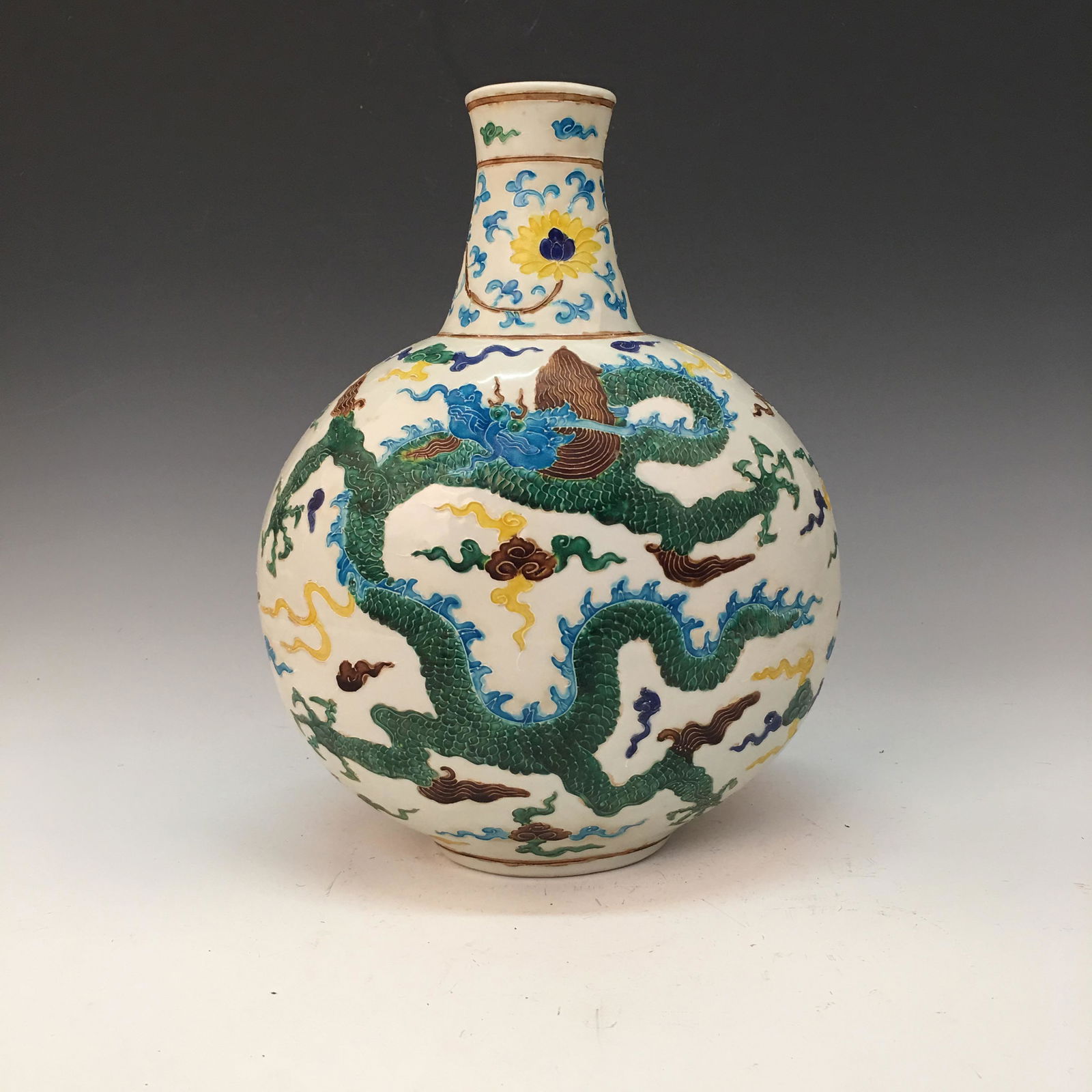 Chinese Wucai 'Dragon Vase, Yongle Mark (1 of 9)