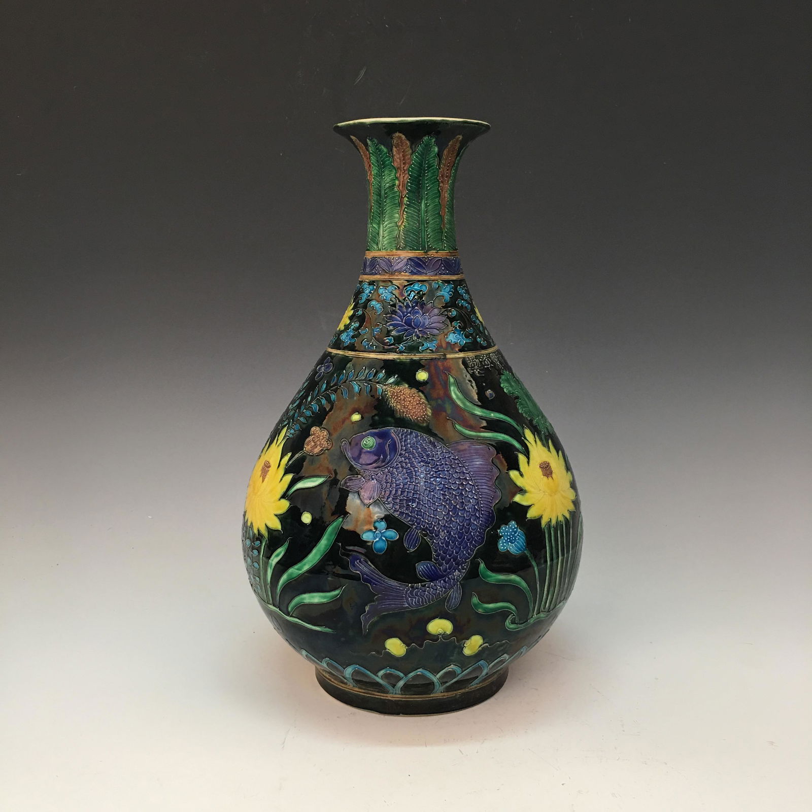 Chinese Fa Hua Ci Bottle Vase (1 of 6)