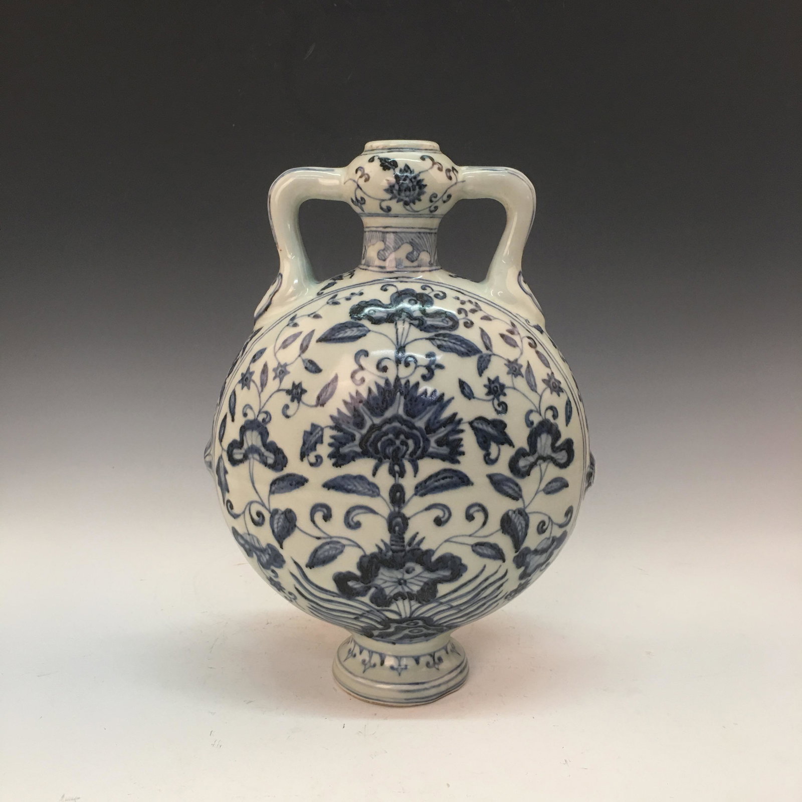 Chinese Blue-White Round Flate Garlic Vase: Chinese Blue-White Round Flate Garlic Vase 11-1/2'', 7-1/4'' W; 4.6 lb Shipping: We are able to pack and ship this item to an address in the United States for $35.00 via UPS Ground or USPS Priority Ma