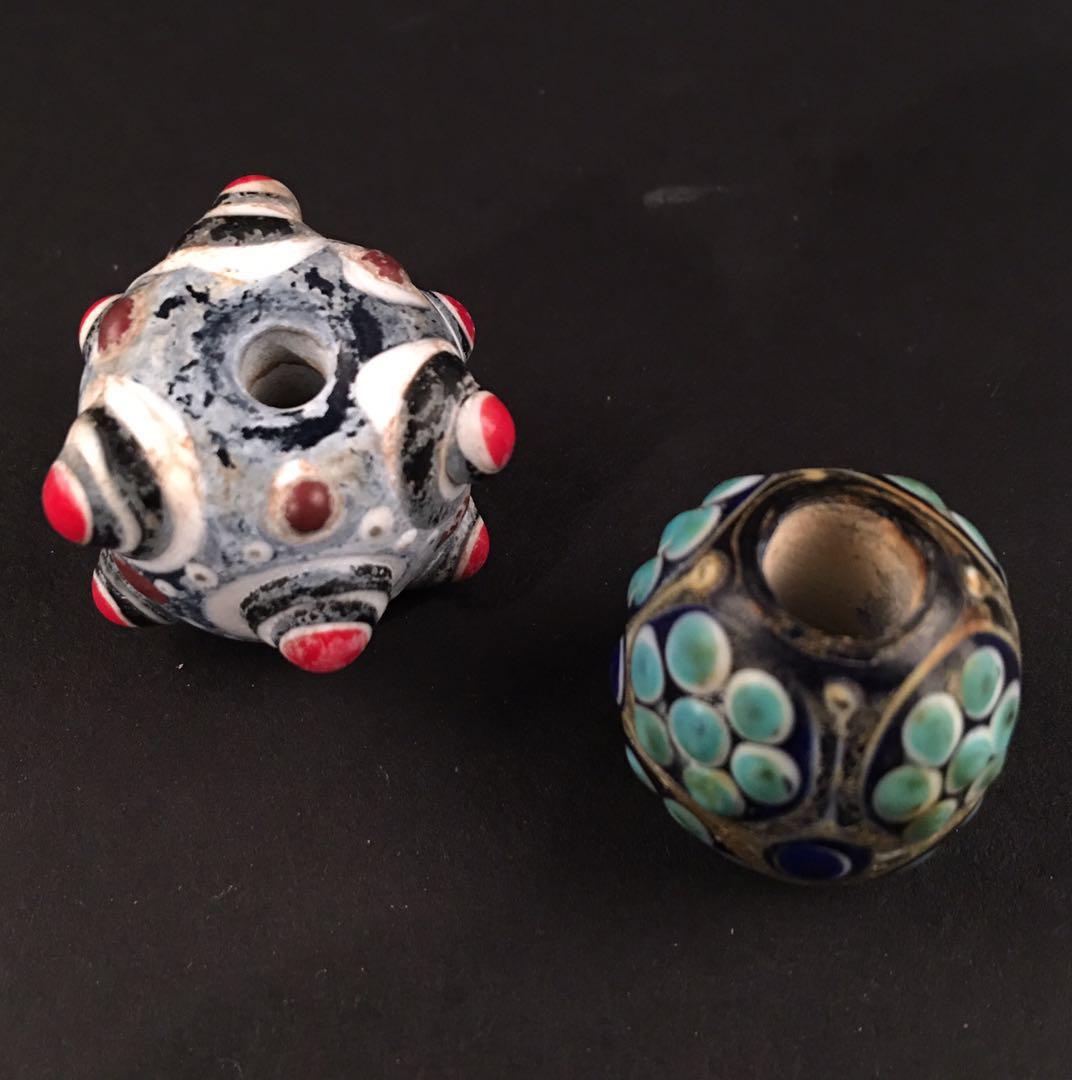 A Pair of Chinese Dragonfly Eye Beads: A Pair of Chinese Dragonfly Eye Beads D. 18mm, D. 27mm; 30g, 16 g Shipping: We are able to pack and ship this item to an address in the United States for $20.00 via UPS Ground or USPS Priority Mail. T