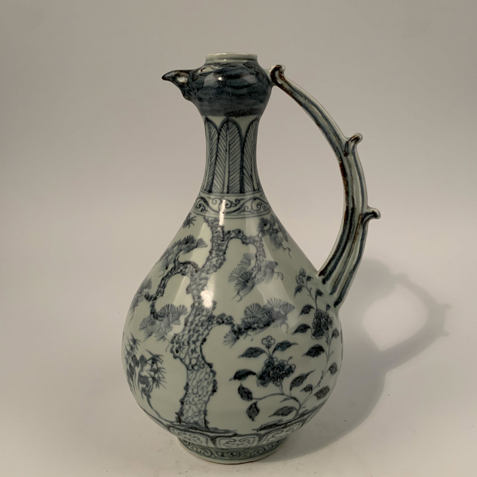 Chinese Ming Blue and White Flagon: Chinese Ming Blue and White Flagon 13'' H, 8-1/2'' W; 4 lb Shipping: We are able to pack and ship this item to an address in the United States for $35 via UPS Ground or USPS Priority Mail. Tracking in