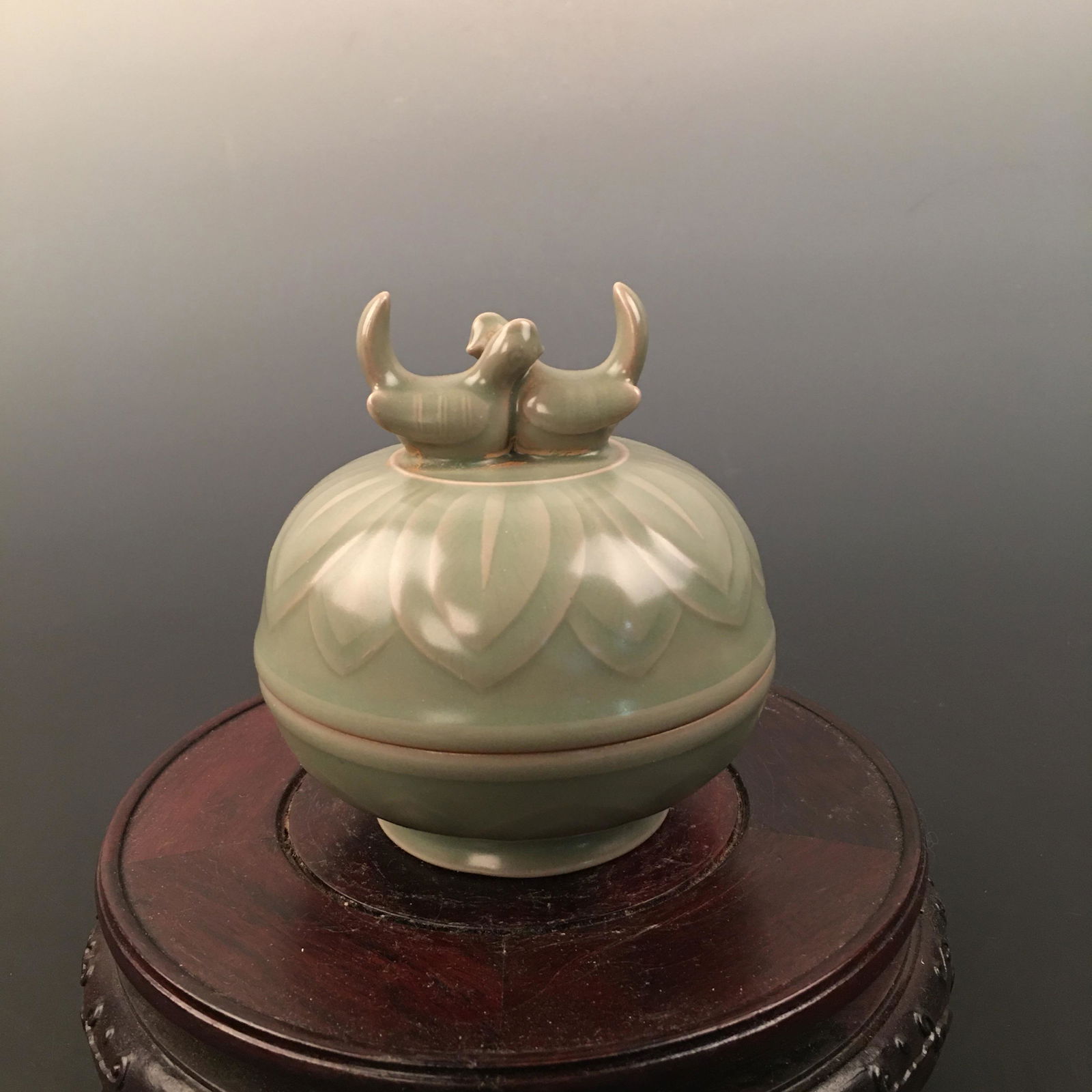 Chinese Longquan Yao Lotus Box with  Cover (1 of 8)