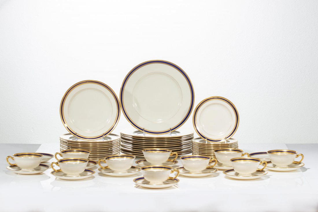 A Lenox porcelain part dinner service: A Lenox porcelain part dinner service Comprising twelve 10 1/2in dinner plates, twelve 8 1/4in side plates, twelve 6 1/4in bread and butter plates, ten cups and twelve saucers, green factory mark and 