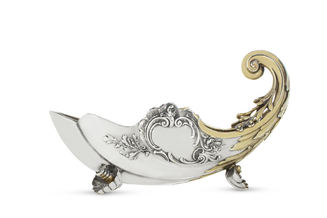 A silver shell form fruit bowl (1 of 3)