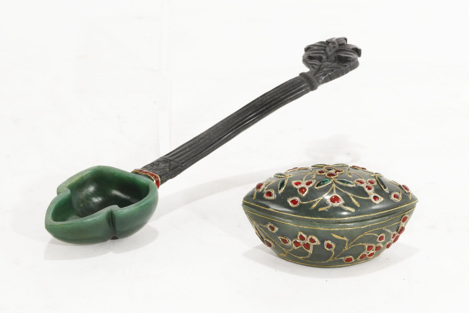 A Mughal style hardstone box and a spoon: A Mughal style hardstone covered box and foliate form spoon modern length of spoon 8in (20cm)