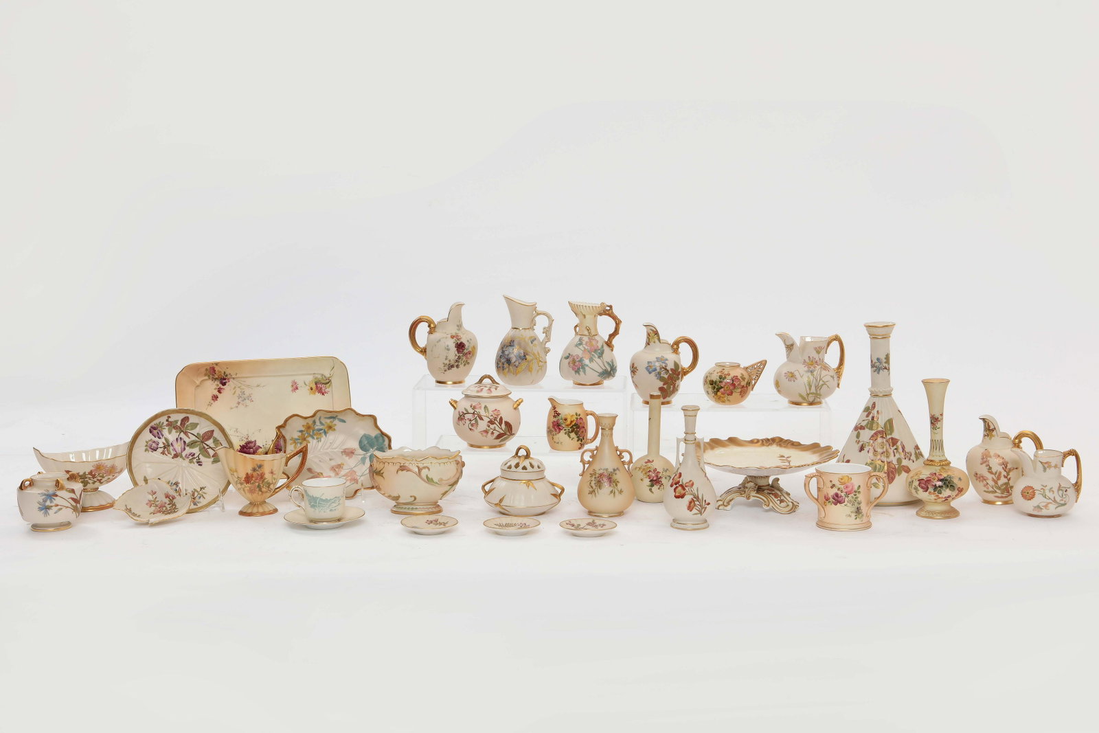 Royal Worcester porcelain table articles: A collection of Royal Worcester porcelain table articles Approximately 31 pieces. height of tallest 10 1/4in (26cm)