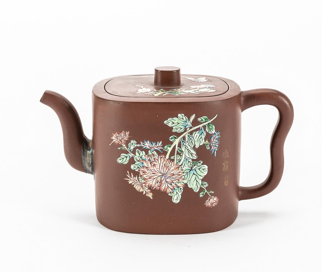 A Chinese Yixing ware pottery teapot (1 of 5)