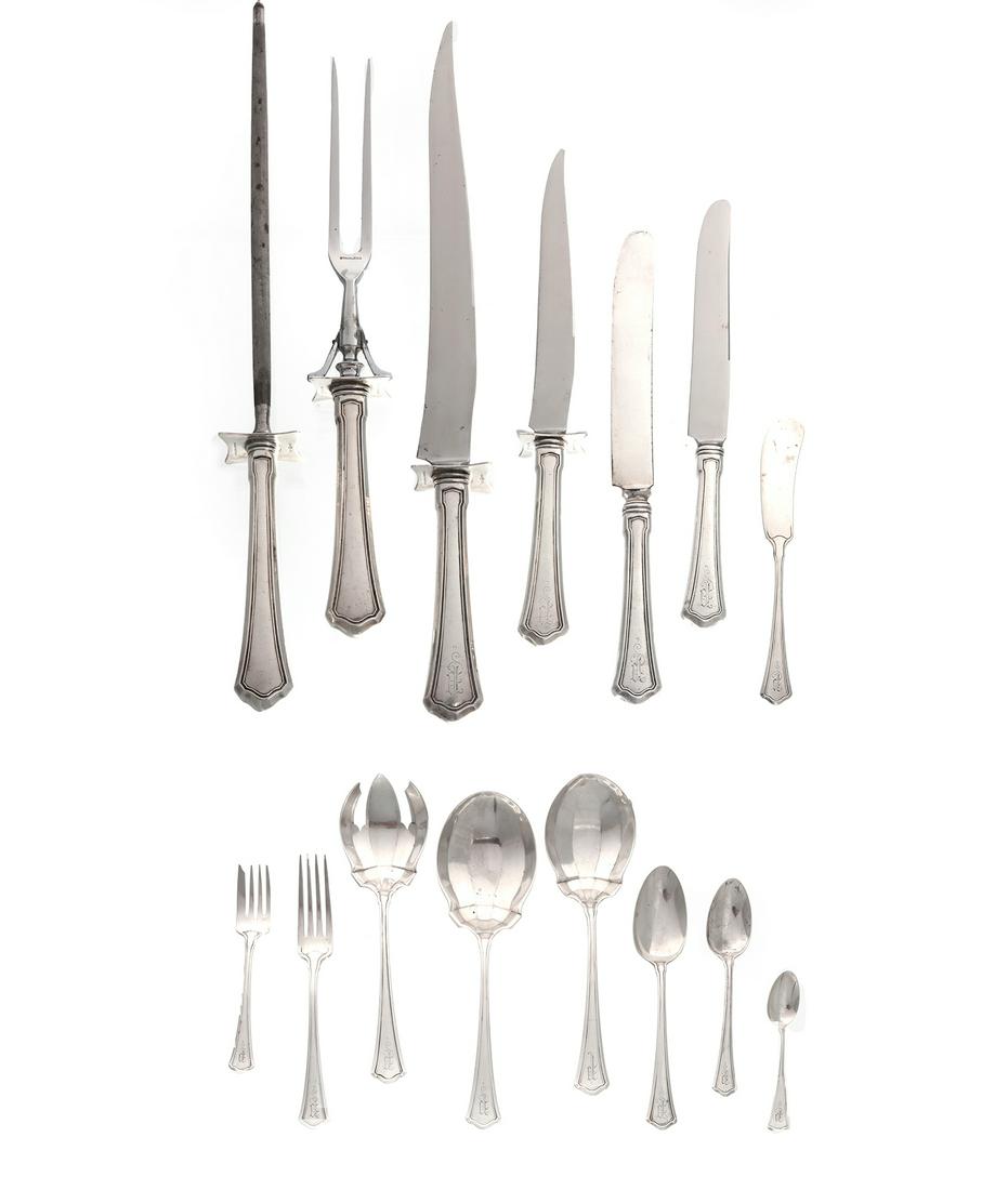 Wallace sterling silver Washington flatware set: A Wallace Silversmiths sterling silver Washington pattern part flatware servicefirst quarter 20th centuryComprising 8 dinner forks, 9 dinner knives, 5 luncheon forks, 11 luncheon knives, 9 salad/desse