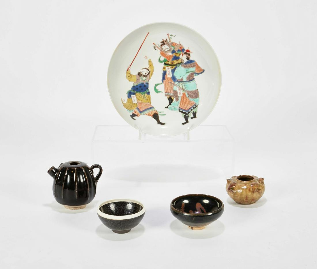 A group of five Asian ceramic wares (1 of 2)