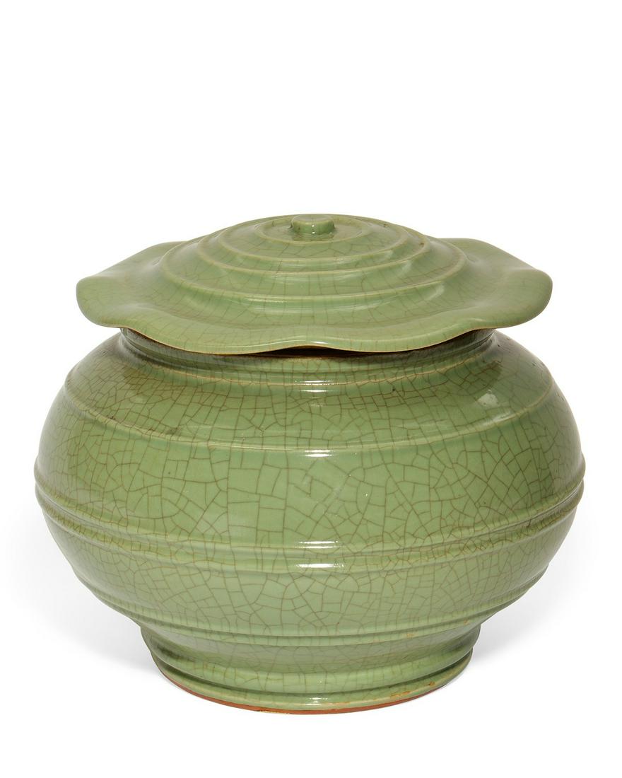 A Chinese celadon glazed covered jar (1 of 5)