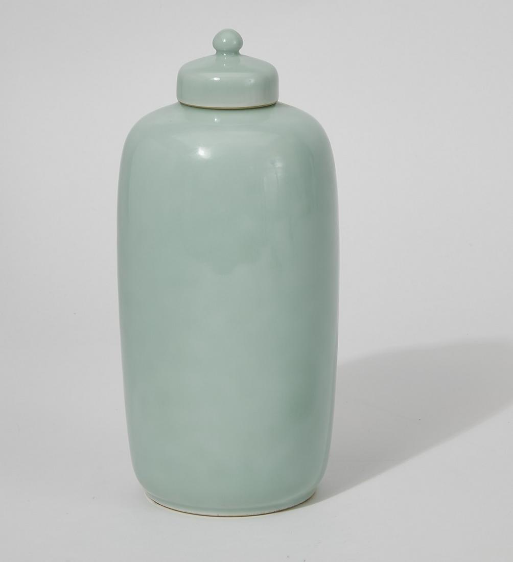 A Chinese porcelain covered vase (1 of 10)